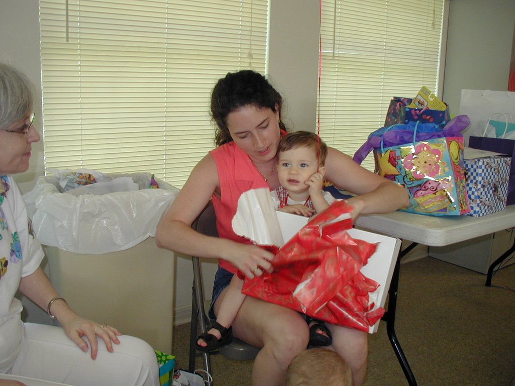 2002/05(May)/Dax-1st-Bday/1024x768_2002-05-05-Dax-Bday-49-presents-Suzi.JPG