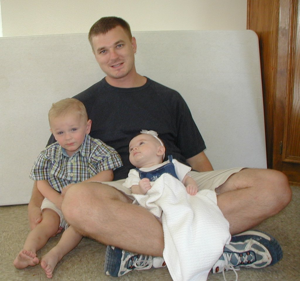 2002/05(May)/Dax-1st-Bday/1024x768_2002-05-05-Dax-Bday-53-Justin-Vale-Kyla.JPG