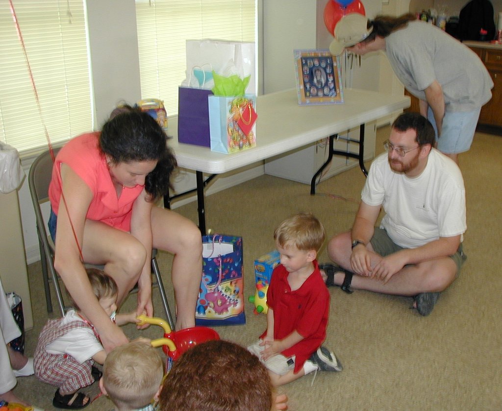 2002/05(May)/Dax-1st-Bday/1024x768_2002-05-05-Dax-Bday-55-James-Suzi-Chance.JPG
