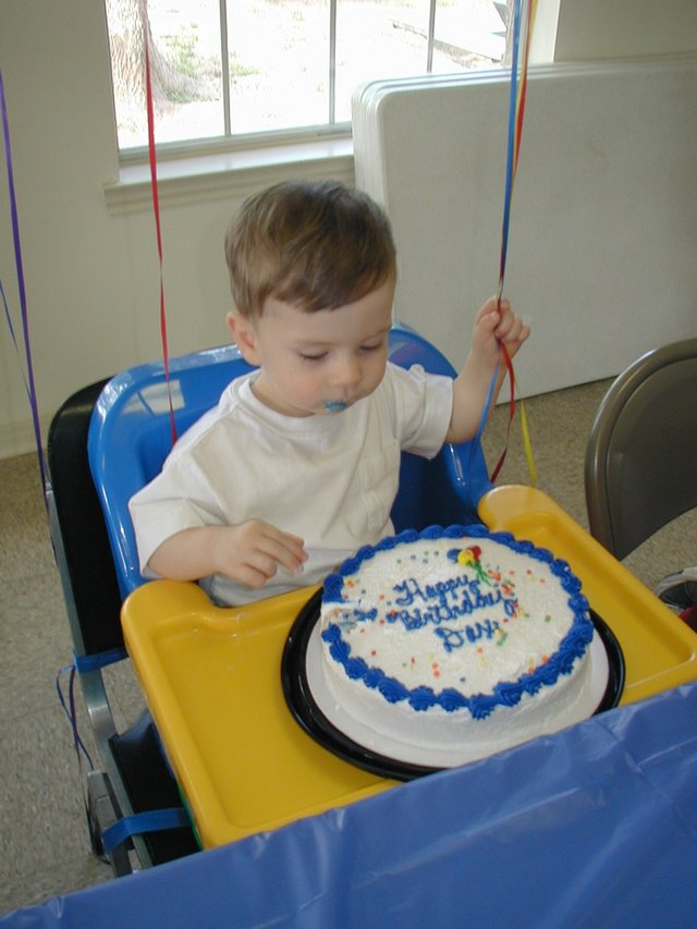 2002/05(May)/Dax-1st-Bday/640x480_2002-05-05-Dax-Bday-20-eating-cake.JPG