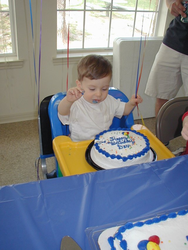 2002-05-05-Dax-Bday-21-eating-cake.JPG