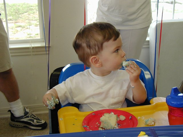 2002/05(May)/Dax-1st-Bday/640x480_2002-05-05-Dax-Bday-29-eating-cake.JPG