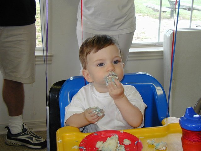2002/05(May)/Dax-1st-Bday/640x480_2002-05-05-Dax-Bday-31-eating-cake.JPG