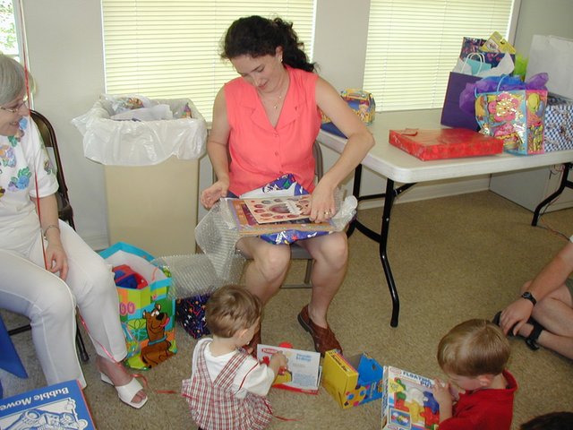 2002/05(May)/Dax-1st-Bday/640x480_2002-05-05-Dax-Bday-46-presents-Suzi.JPG
