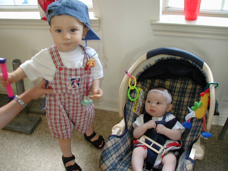 2002/05(May)/Dax-1st-Bday/800x600_2002-05-05-Dax-Bday-13-Kyla.JPG