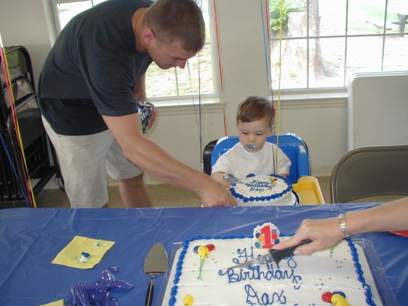 2002-05-05-Dax-Bday-24-eating-cake-Justin.JPG