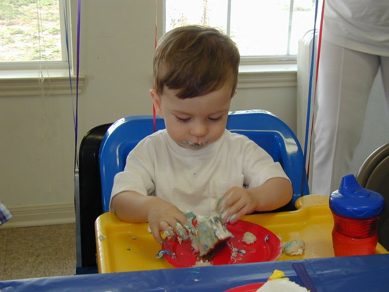 2002-05-05-Dax-Bday-27-eating-cake.JPG