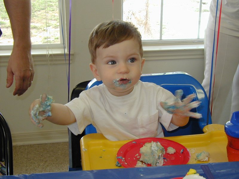 2002/05(May)/Dax-1st-Bday/800x600_2002-05-05-Dax-Bday-28-eating-cake.JPG