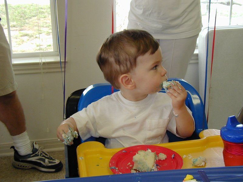 2002/05(May)/Dax-1st-Bday/800x600_2002-05-05-Dax-Bday-29-eating-cake.JPG
