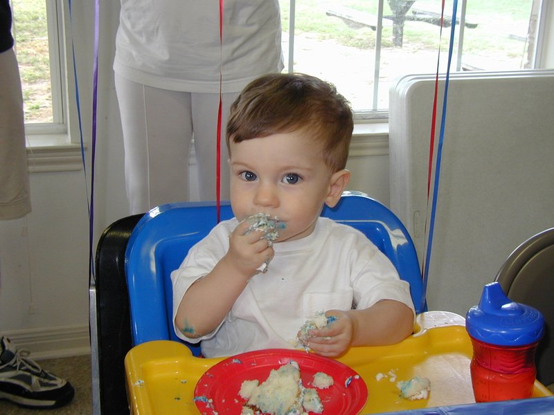 2002/05(May)/Dax-1st-Bday/800x600_2002-05-05-Dax-Bday-30-eating-cake.JPG