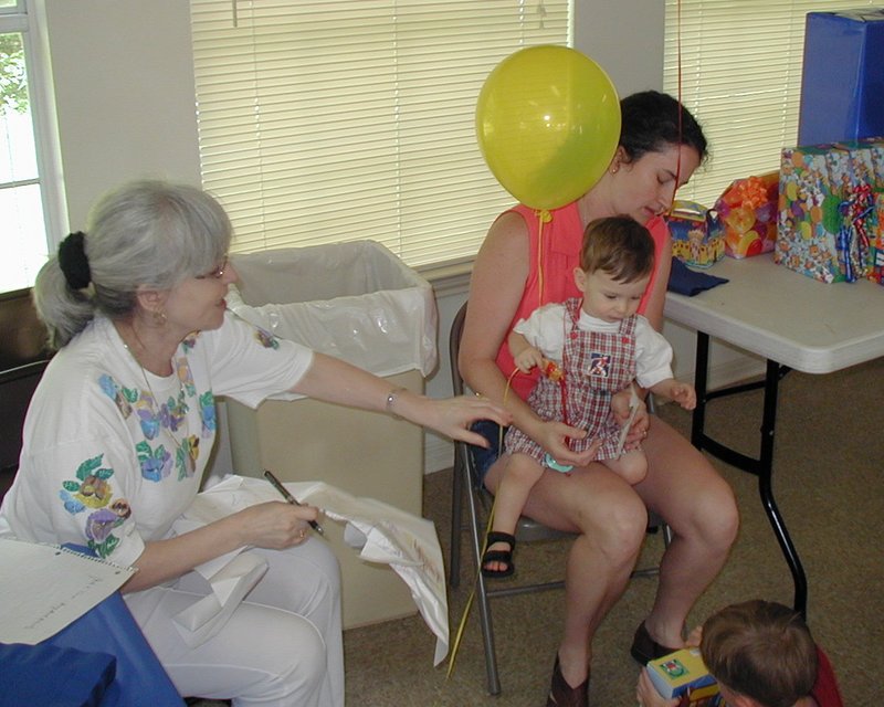 2002/05(May)/Dax-1st-Bday/800x600_2002-05-05-Dax-Bday-41-presents-Suzi-Susana.JPG