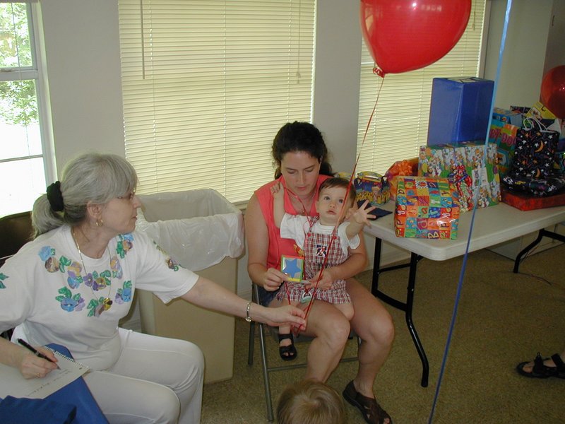 2002/05(May)/Dax-1st-Bday/800x600_2002-05-05-Dax-Bday-42-presents-Suzi-Susana.JPG