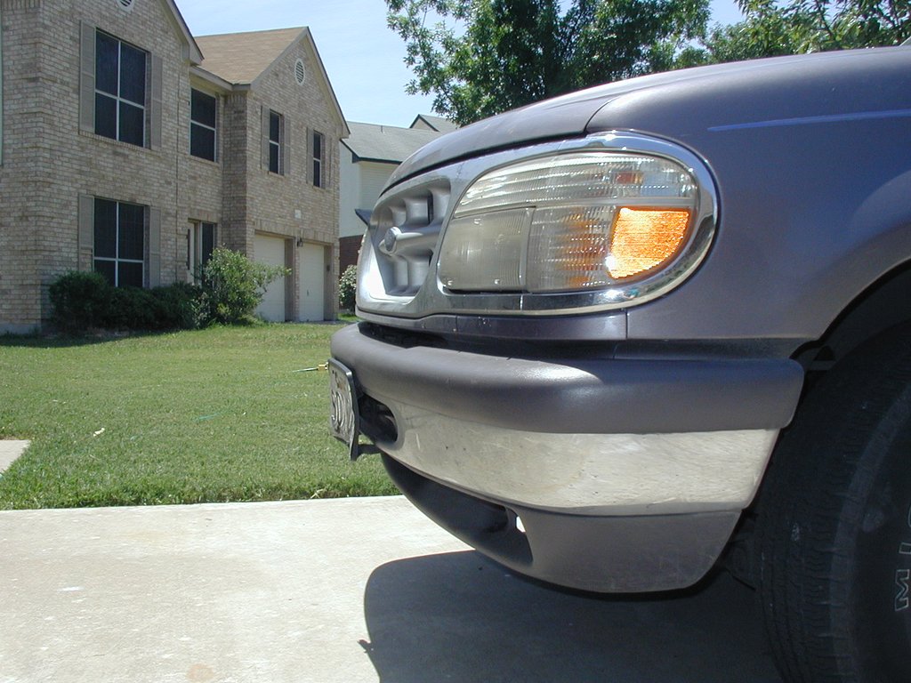 2002/05(May)/Misc/1024x768_2002-05-14-Explorer-damaged-bumper-3.JPG