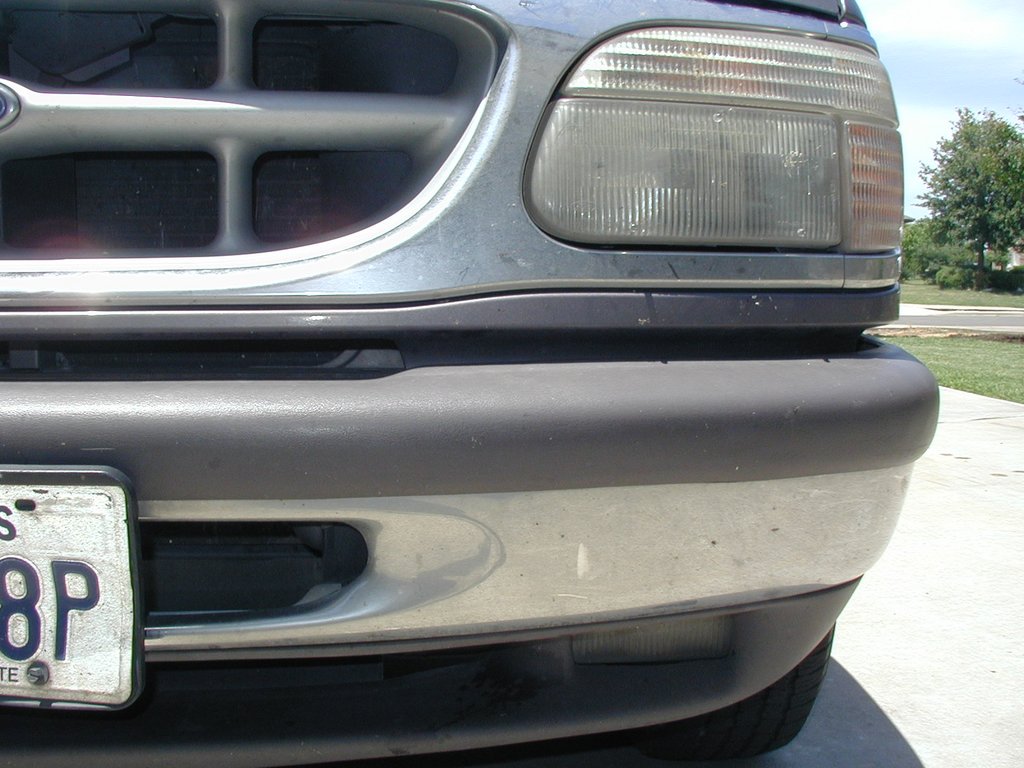 2002/05(May)/Misc/1024x768_2002-05-14-Explorer-damaged-bumper-4.JPG