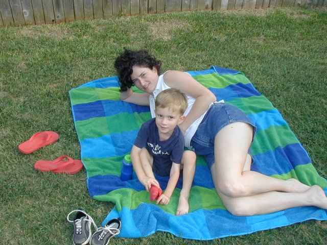2002/05(May)/Misc/640x480_2002-05-04-backyard-1-Suzi-Chance.JPG