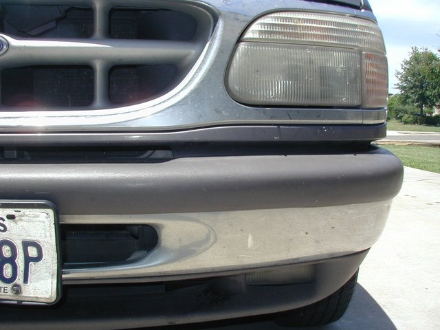2002-05-14-Explorer-damaged-bumper-4.JPG