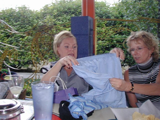 2002/05(May)/Misc/640x480_2002-05-23-Suzi-Katie-Bday-04.JPG