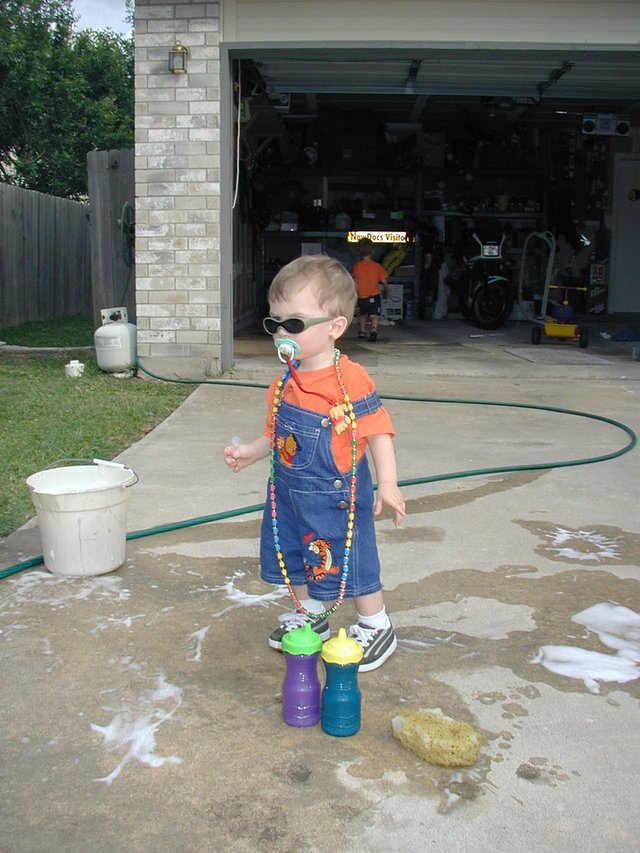 2002-05-27-4-Dax-Chance-washing-car-sunglasses.JPG