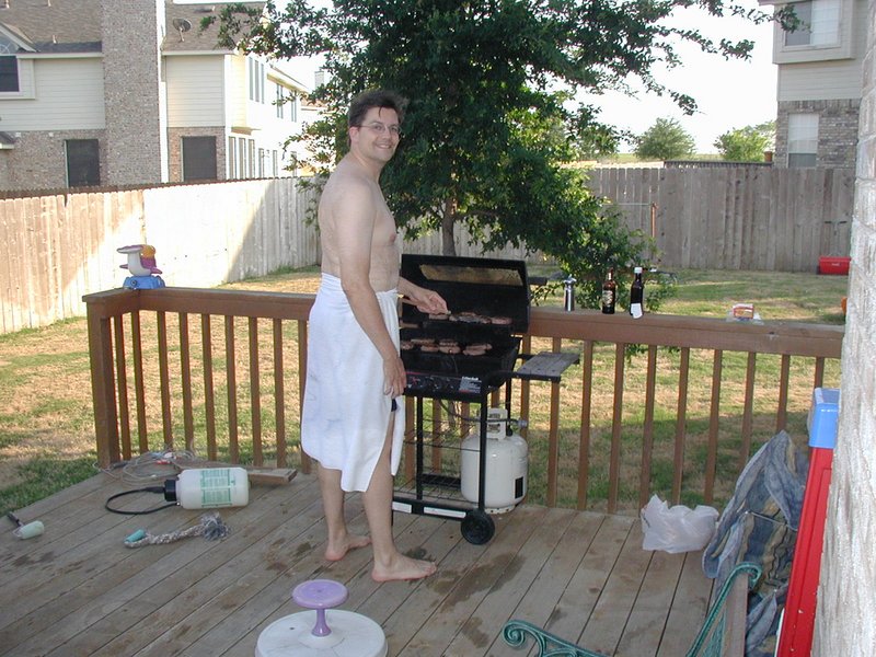 2002/05(May)/Misc/800x600_2002-05-01-Lasater-pool-5-Matt-grilling.JPG