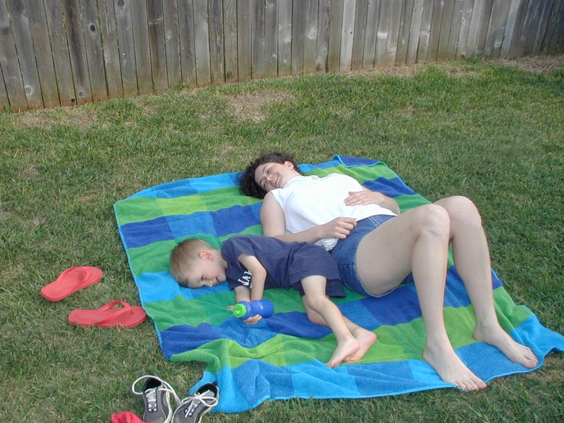 2002/05(May)/Misc/800x600_2002-05-04-backyard-2-Suzi-Chance.JPG