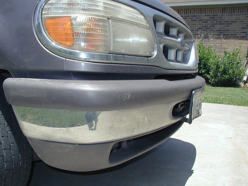 2002/05(May)/Misc/800x600_2002-05-14-Explorer-damaged-bumper-2.JPG