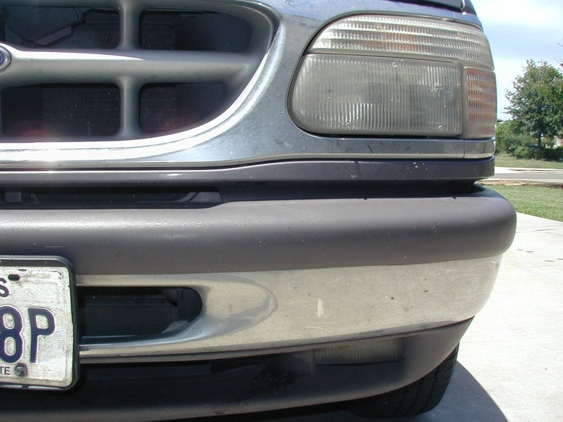 2002/05(May)/Misc/800x600_2002-05-14-Explorer-damaged-bumper-4.JPG