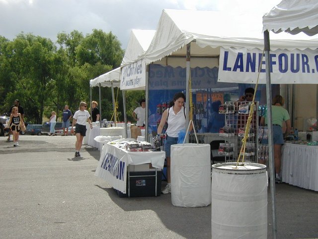 2002/06(June)/Danskin/2002-06-08-Danskin-1-Suzi-shopping-for-goggles.JPG