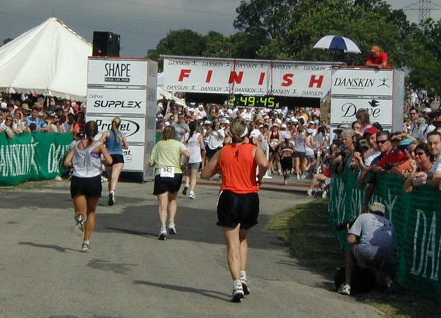 2002-06-09-Danskin-39-Suzi-finishing.JPG