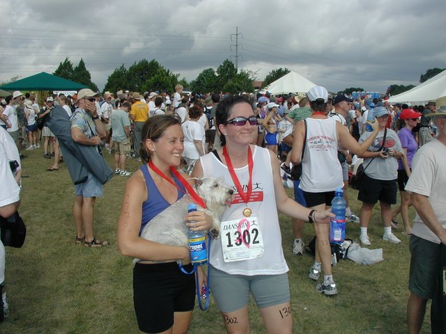 2002/06(June)/Danskin/640x480_2002-06-09-Danskin-40-Heather-packet-Suzi.JPG