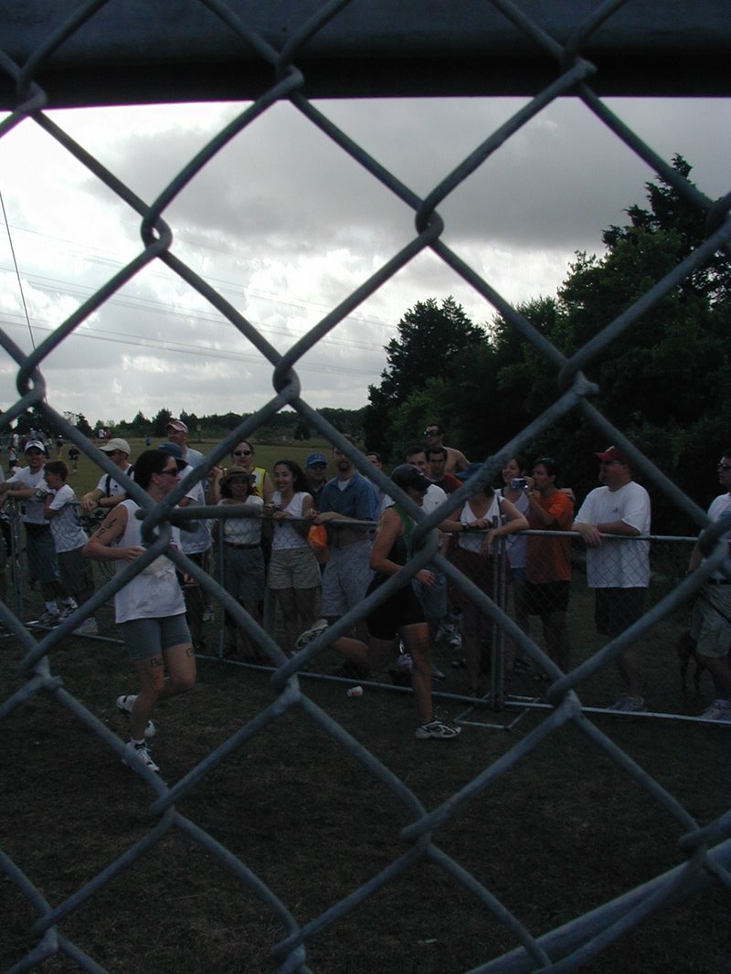 2002/06(June)/Danskin/800x600_2002-06-09-Danskin-32-Suzi-running.JPG