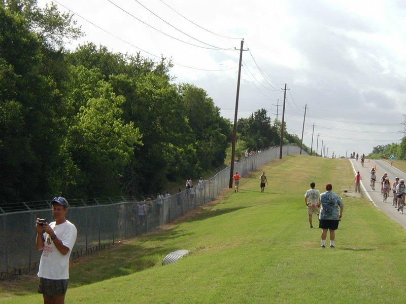 2002/06(June)/Danskin/800x600_2002-06-09-Danskin-34-Josh-chasing-Heather.JPG