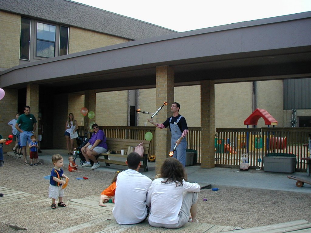 2002/06(June)/FindSabrina/2002-06-01-FindSabrina-benefit-03-Dax-fire-juggler.JPG