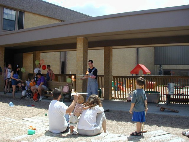 2002/06(June)/FindSabrina/640x480_2002-06-01-FindSabrina-benefit-06-fire-juggler.JPG
