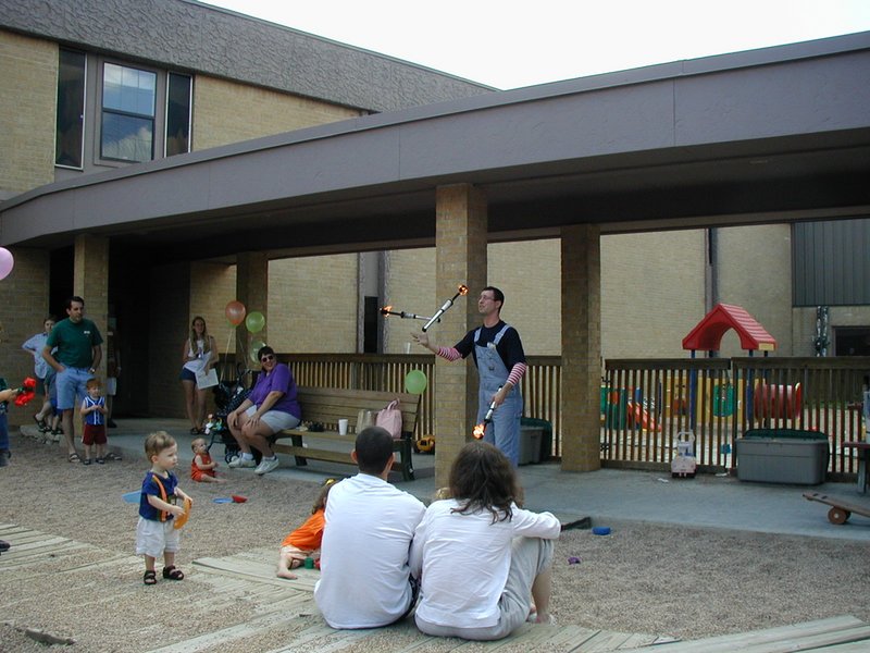 2002/06(June)/FindSabrina/2002-06-01-FindSabrina-benefit-03-Dax-fire-juggler.JPG