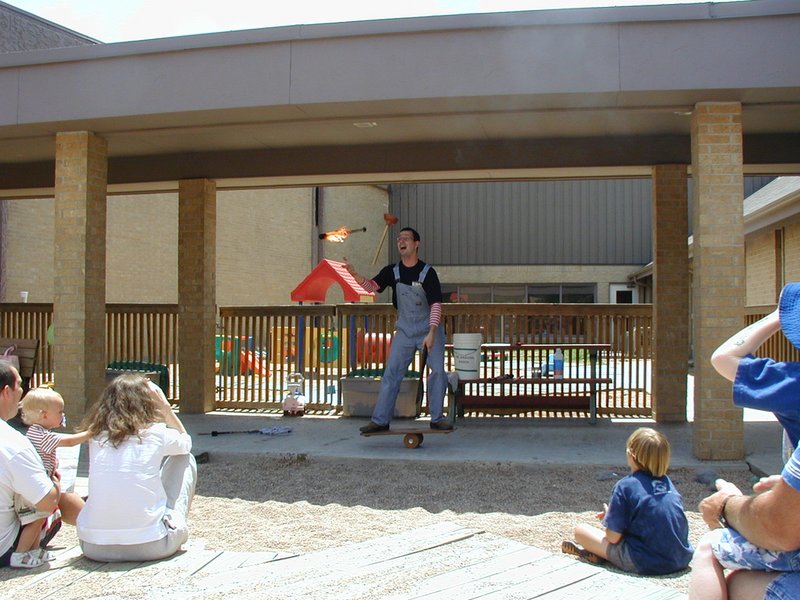 2002/06(June)/FindSabrina/800x600_2002-06-01-FindSabrina-benefit-07-fire-juggler.JPG