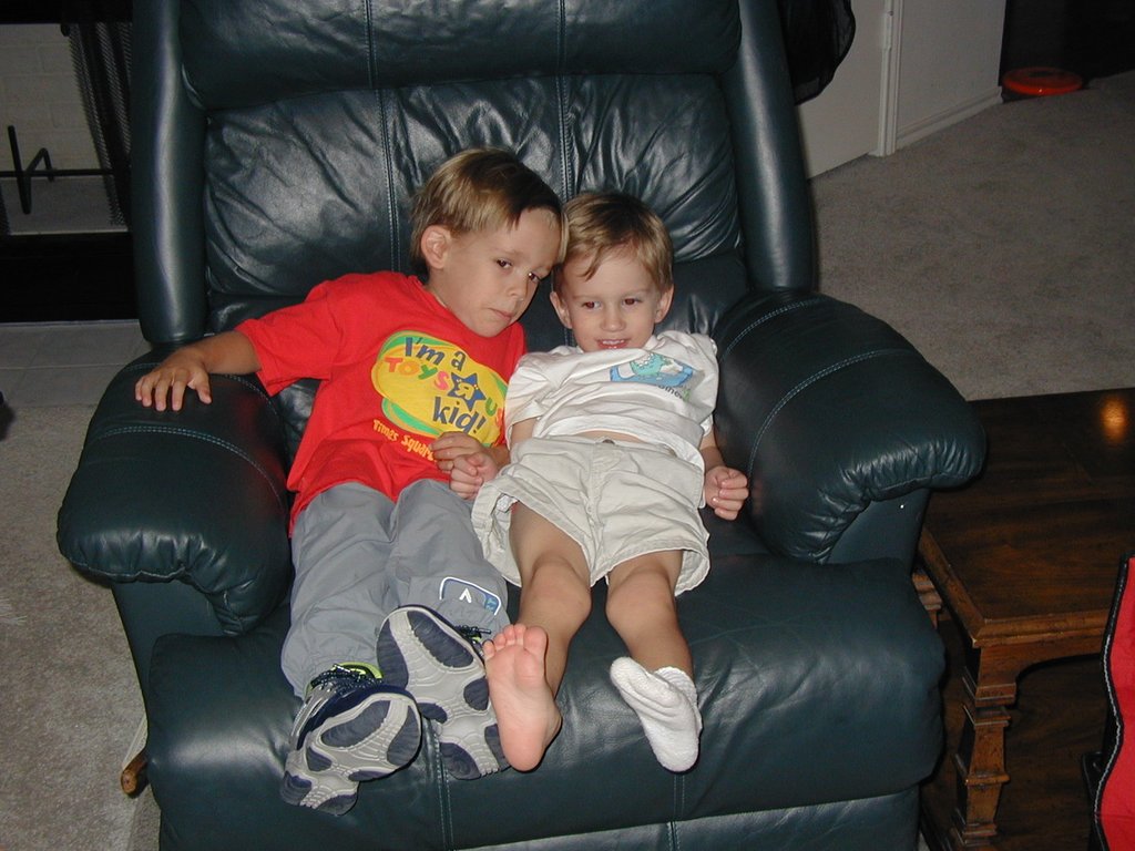 2002/06(June)/Misc/1024x768_2002-06-29-Chance-Jack-chair-2.JPG