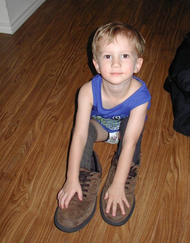 2002-06-19-Chance-in-daddys-shoes-2.JPG