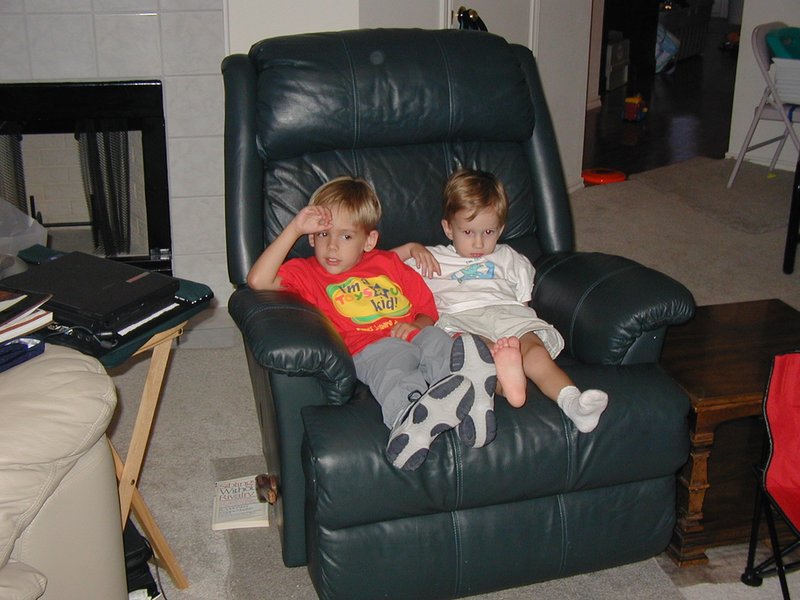 2002/06(June)/Misc/800x600_2002-06-29-Chance-Jack-chair-1.JPG
