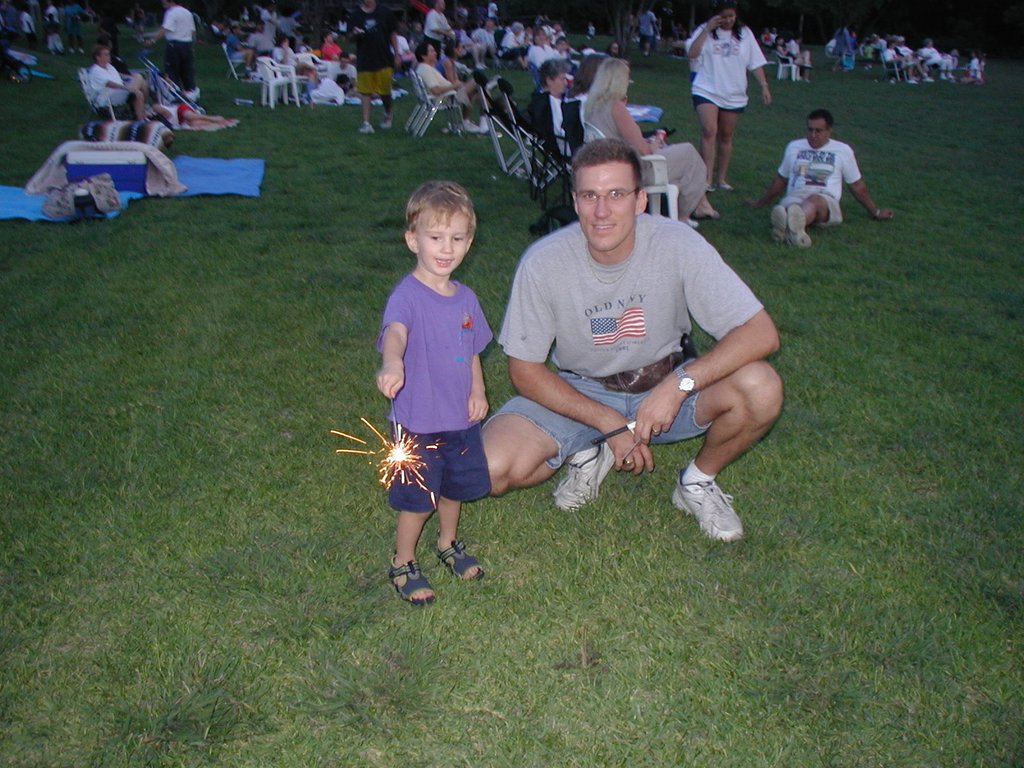2002/07(July)/4th-of-July/1024x768_2002-07-04-02-Travis-Chance-sparkler.JPG