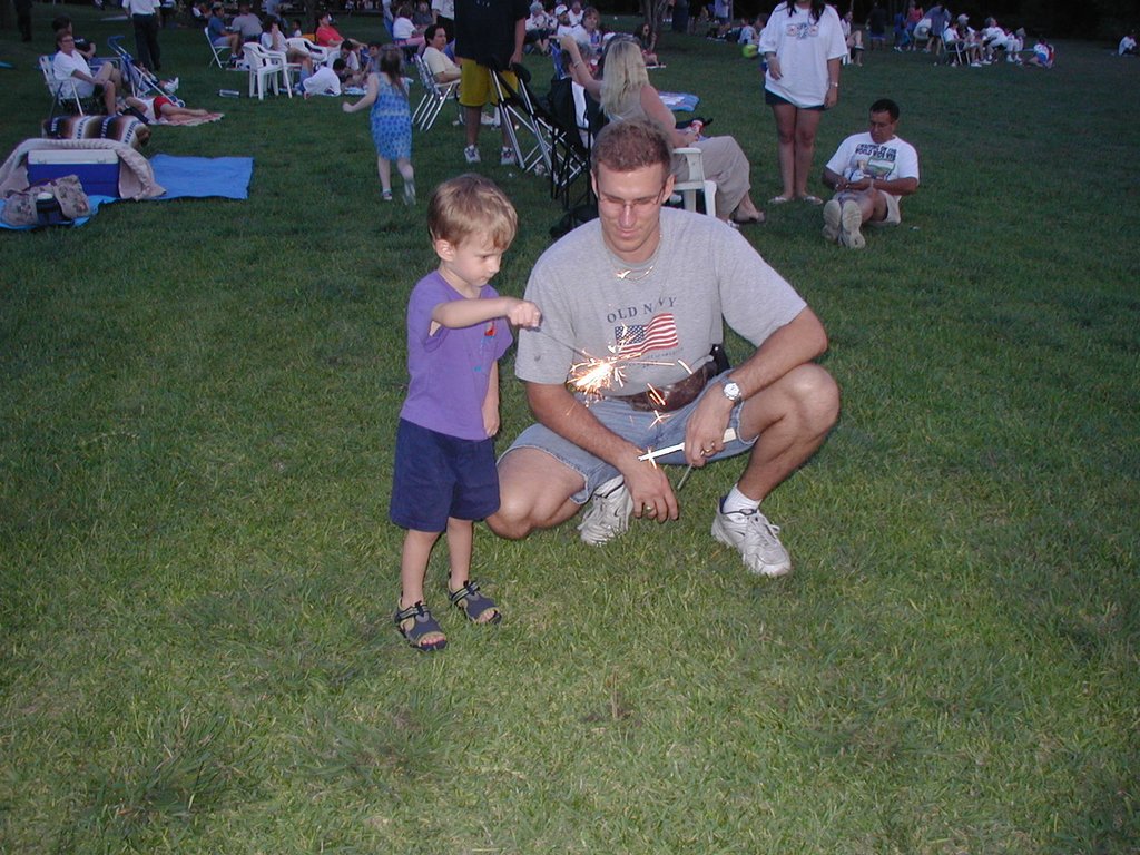 2002/07(July)/4th-of-July/1024x768_2002-07-04-03-Travis-Chance-Dax-sparkler.JPG