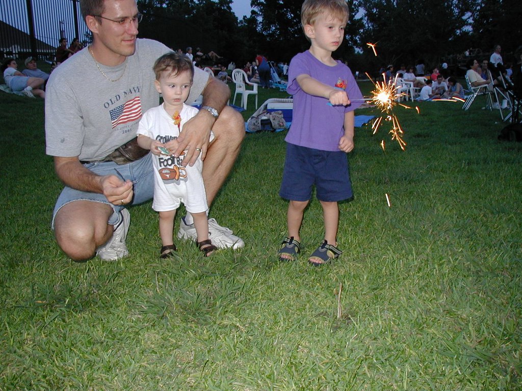 2002/07(July)/4th-of-July/1024x768_2002-07-04-05-Travis-Chance-Dax-sparkler.JPG