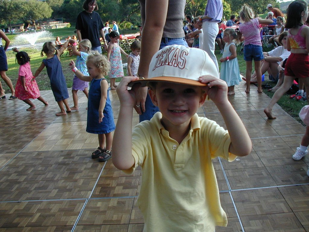 2002/07(July)/4th-of-July/1024x768_2002-07-20-LCCC-22-Chance-in-daddys-hat.JPG