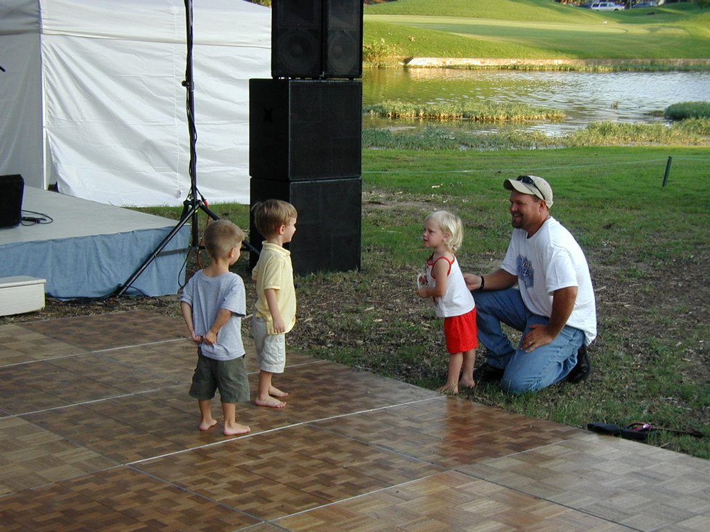 2002/07(July)/4th-of-July/1024x768_2002-07-20-LCCC-25-Chance-dancing.JPG