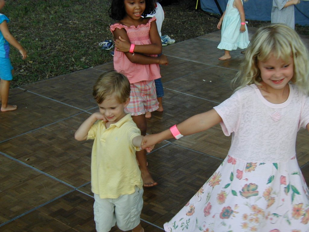 2002/07(July)/4th-of-July/1024x768_2002-07-20-LCCC-26-Chance-dancing.JPG