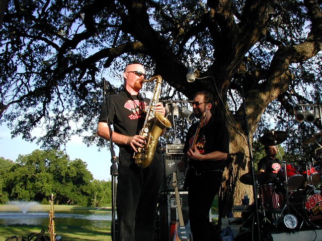 2002/07(July)/4th-of-July/640x480_2002-07-20-LCCC-16-Rotel.JPG