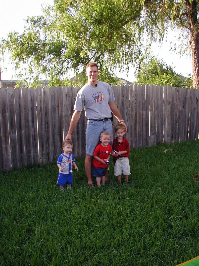 2002/07(July)/4th-of-July/800x600_2002-07-03-11-Travis-Chance-Dax-Vale.JPG