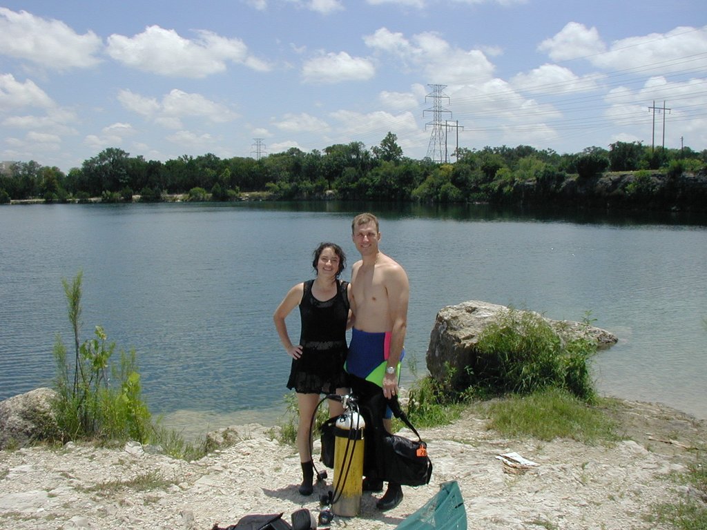 2002/07(July)/Misc/1024x768_2002-07-20-3-Scuba-QuarryLake-Travis-Suzi.JPG