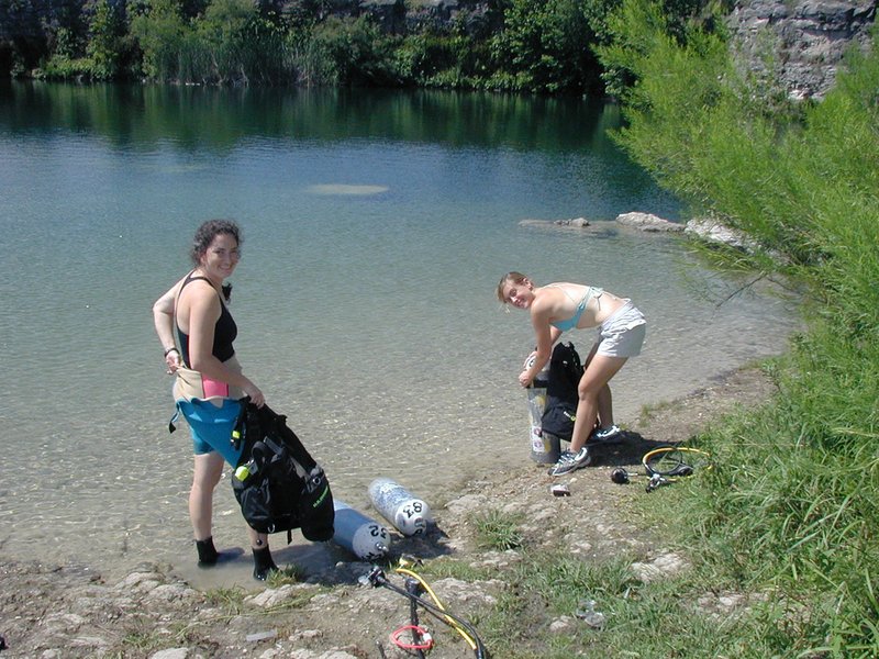 2002-07-20-1-Scuba-QuarryLake-Heather-uzi.JPG
