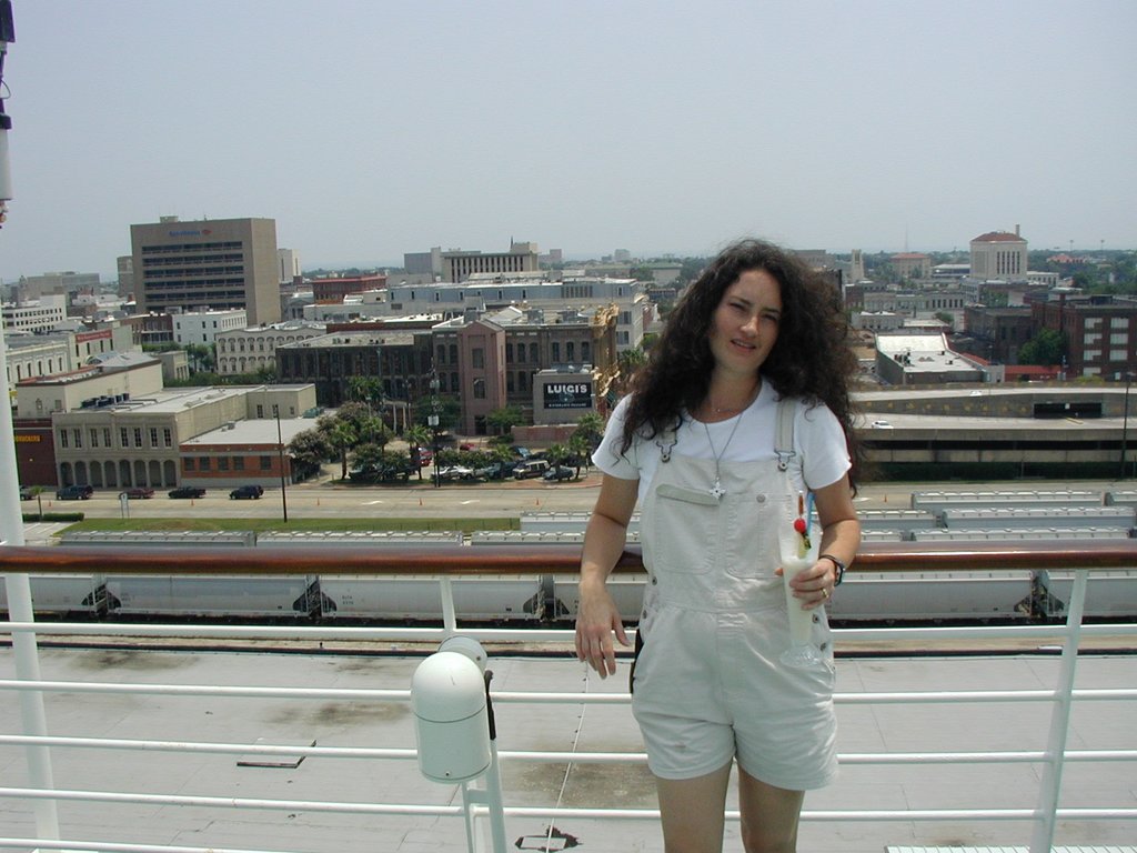 2002/08(August)/10th-Anniversary-Cruise-Rhapsody-of-the-Seas/1024x768_2002-08-04-Tenth-Anniversary-Cruise-04-Suzi-Galveston.JPG
