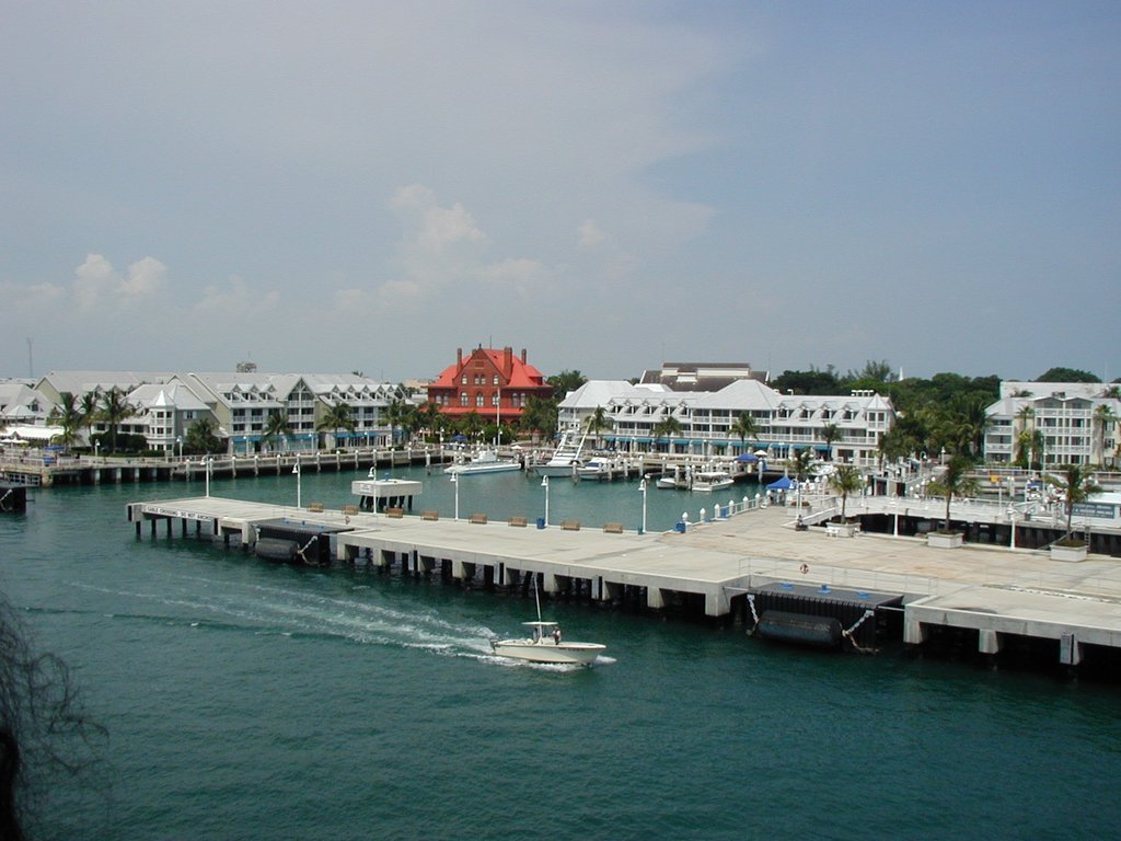 2002/08(August)/10th-Anniversary-Cruise-Rhapsody-of-the-Seas/1024x768_2002-08-06-03-KeyWest-docked.JPG